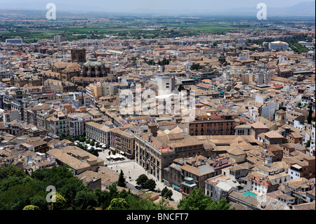 Blick auf Granada und Teil der Viertel Albayzín (Albaicín) von der Alhambra, Plaza Nueva und der Catedral sind deutlich sichtbar Stockfoto