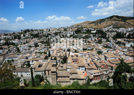 Ein Blick auf Teil des Albaicín und das Sacromonte Zigeunerviertel gesehen von der Alcazaba Zitadelle der Alhambra Granada Stockfoto