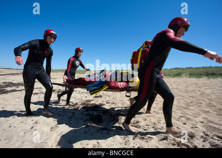 Training der "SNSM" Rettungsschwimmer (französisches Äquivalent der RNLI in UK): Opfer getragen auf einer Bahre Stockfoto