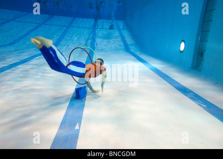 Ausbildung von "SNSM" Rettungsschwimmer in einem Schwimmbad: Übung mit Reifen Stockfoto