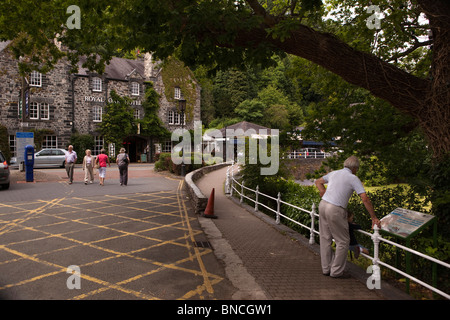 UK, Nord Wales, Snowdonia; Betws y Coed, Royal Oak Hotel Afon Llugwy Fluss Stockfoto