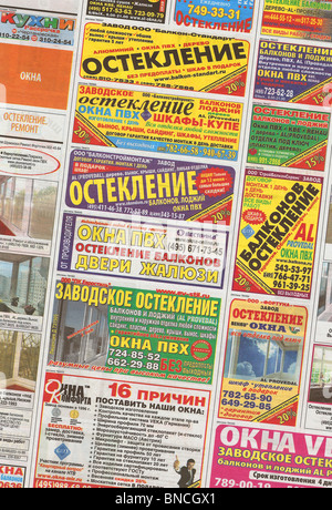 Russische Anzeigen in Gratiszeitung (vertikale Serie in hoher Auflösung) Stockfoto