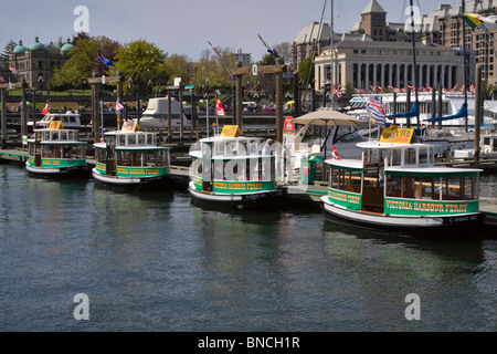 Victoria Harbour Ferries angedockt im Innenhafen. Wassertaxis Fähre Besucher rund um die Häfen von Victoria. Stockfoto