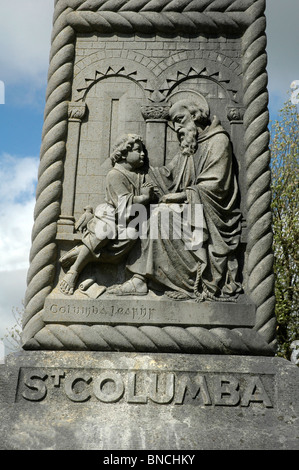St. Columba Carving auf einem Kreuz in Donegal Ireland Prbable Geburt des heiligen Ort
