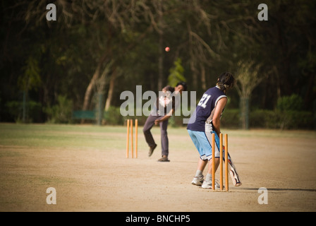 Zwei Jungs spielen Cricket auf einem Spielplatz, New Delhi, Indien Stockfoto