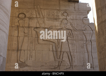 Relief Darstellung ein Pharao Ramses II. vor Göttern Ptah, Amun und Tefnut. Ramesseum. Ägypten. Stockfoto