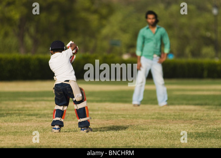 Jungs spielen Cricket auf einem Spielplatz, New Delhi, Indien Stockfoto