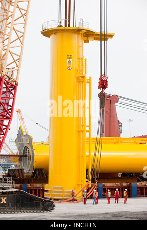 Dong Energy Bau der neuen Walney off Shore Windpark an ihre Ufer Basis in Barrow in Furness, Cumbria, UK. Stockfoto