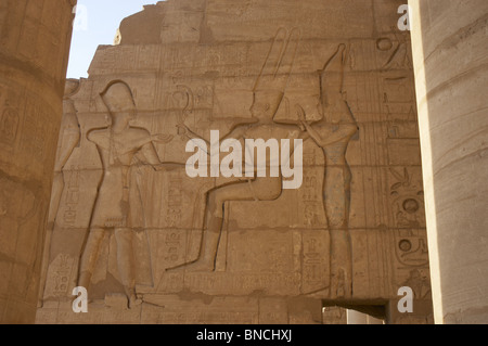 Ramesseum. Relief Darstellung des Pharaos eine Darbringung Gott Amon und der Göttin Isis. Ägypten. Stockfoto