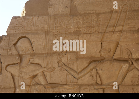 Ramesseum. Relief Darstellung des Pharaos eine Darbringung an dem Gott Amon. Ägypten. Stockfoto