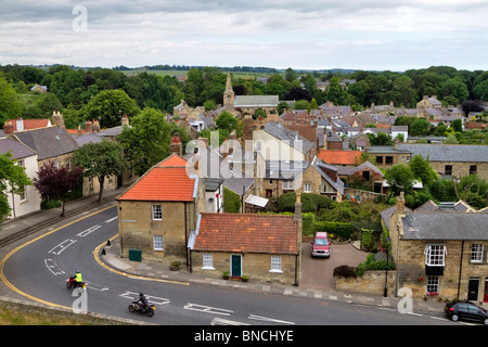 Warkworth, Northumberland. Blick auf die Stadt von Warkworth Castle. Stockfoto