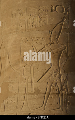 Ramesseum. Relief Darstellung des Pharaos Opfergabe an die Götter machen.  Ägypten. Stockfoto