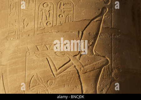 Ramesseum. Relief Darstellung des Pharaos Opfergabe an die Götter machen. Detail. Ägypten. Stockfoto