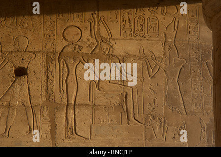 Ramesseum. Relief Darstellung des Pharaos Opfergabe an die Götter machen. Ägypten. Stockfoto