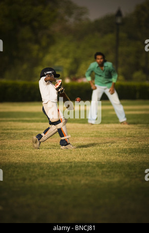 Jungs spielen Cricket auf einem Spielplatz, New Delhi, Indien Stockfoto