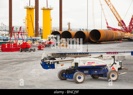 Dong Energy Bau der neuen Walney off Shore Windpark an ihre Ufer Basis in Barrow in Furness, Cumbria, UK. Stockfoto