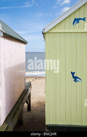 Ein Blick auf das Meer zwischen Strandhütten in Felixstowe, Suffolk, England. Stockfoto