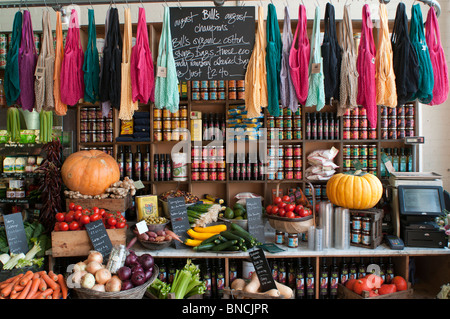 Bestandteil der Obst und Gemüse Anzeige in Bills Produkte laden in Brighton, East Sussex, England. Stockfoto