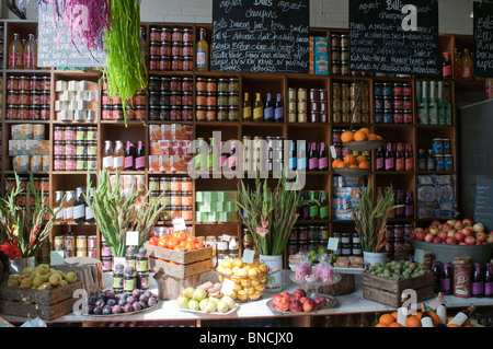 Bestandteil der Obst und Gemüse Anzeige in Bills Produkte laden in Brighton, East Sussex, England. Stockfoto