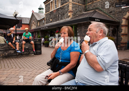 England, Wales, Snowdonia, Betws y Coed, Bahnhof, zwei ältere Besucher am Tag Bus Reise von Llandudno, Eis essen Stockfoto