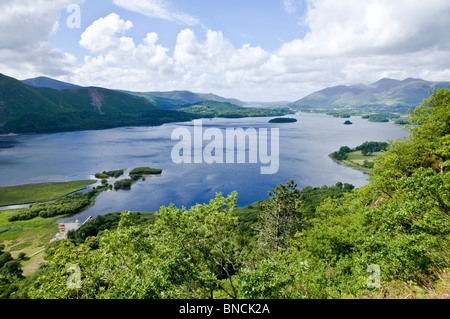 Eine Ansicht des Derwent Wassersee aus Ashness Hölzern, mit Katze Glocken Fjälls nach links und die Skiddaw-Palette in der Ferne. UK Stockfoto