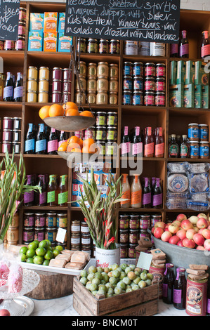 Bestandteil der Obst und Gemüse Anzeige in Bills Produkte laden in Brighton, East Sussex, England. Stockfoto