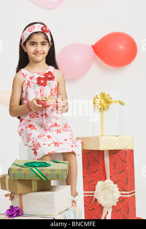 Porträt eines Mädchens hält ein Geburtstagsgeschenk Stockfoto