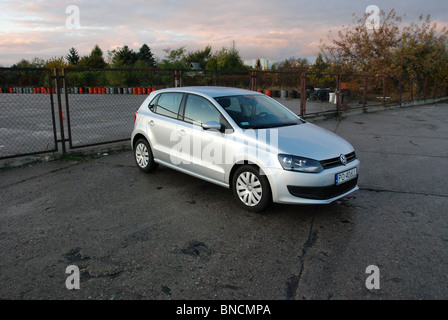 Volkswagen Polo 1.6 TDI - meine 2009 - silbernen - fünf Türen (5D) - Deutsche Kleinwagen Stadtauto - auf Parkplatz Stockfoto