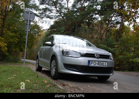 Volkswagen Polo 1.6 TDI - meine 2009 - silbernen - fünf Türen (5D) - Deutsche Kleinwagen Stadtauto - auf Parkplatz Stockfoto