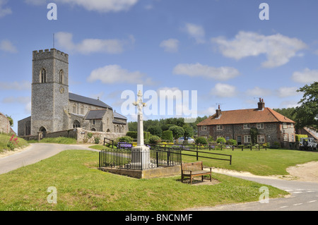 All Saints Church, Wighton, Dorfkirche & Krieg-Denkmal, North Norfolk, UK, Juni Stockfoto