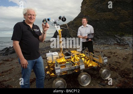 Dave Barnes und Dr. Stephen Pugh mit dem PanCam Bild Verarbeitung Experiment auf ein Mock-up des Mars Explorer Roboters, Wales UK Stockfoto