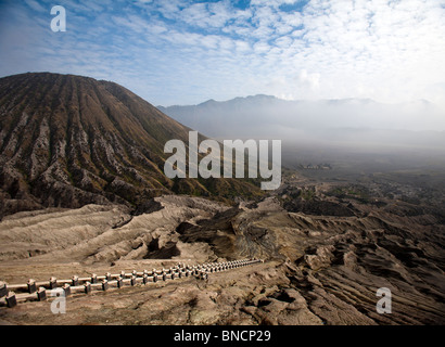 Treppe zum Mt. Bromo und Mount Batok, Java, Indonesien. Stockfoto