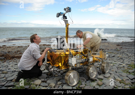 Lester Waugh von EADS Astrium und Dr. Stephen Pugh der Aberystwyth University mit der Mars Rover Mock-up am Strand Wales UK Stockfoto