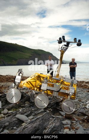 Dave Barnes und Dr. Stephen Pugh mit dem PanCam Bild Verarbeitung Experiment auf ein Mock-up des Mars Explorer Roboters, Wales UK Stockfoto