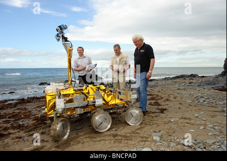 Dave Barnes und Dr. Stephen Pugh mit dem PanCam Bild Verarbeitung Experiment auf ein Mock-up des Mars Explorer Roboters, Wales UK Stockfoto