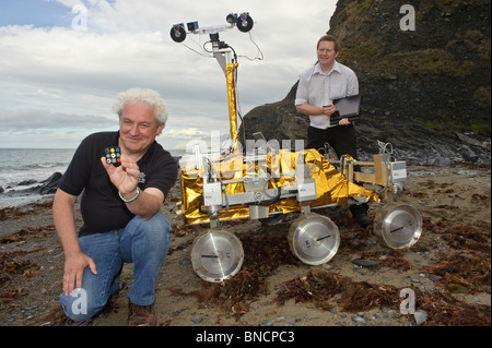 Dave Barnes und Dr. Stephen Pugh mit dem PanCam Bild Verarbeitung Experiment auf ein Mock-up des Mars Explorer Roboters, Wales UK Stockfoto