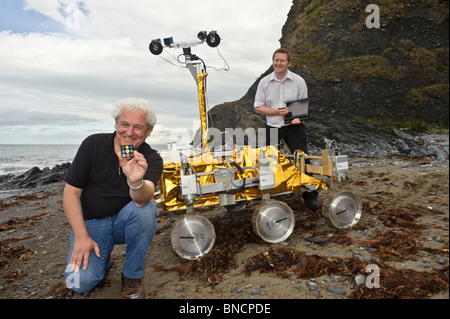 Dave Barnes und Dr. Stephen Pugh mit dem PanCam Bild Verarbeitung Experiment auf ein Mock-up des Mars Explorer Roboters, Wales UK Stockfoto