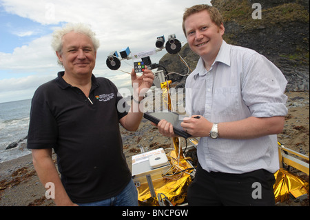 Dave Barnes und Dr. Stephen Pugh mit dem PanCam Bild Verarbeitung Experiment auf ein Mock-up des Mars Explorer Roboters, Wales UK Stockfoto