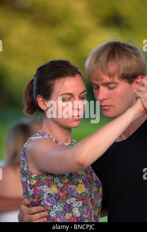 Ein junges Paar tanzt den Tango im Hofgarten, München, Deutschland. Stockfoto