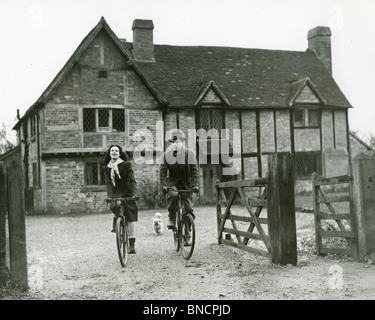 RICHARD GREEN UK Film- und TV-Schauspieler mit Frau Schauspielerin Patricia Medina bei Knollys Green, ihr Haus Beaconsfield, Böcke, 1941 Stockfoto