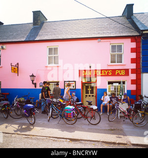 Tourenfahrer bei DAN FOLEY'S PUB ANASCAUL Halbinsel Dingle Grafschaft Kerry Irland Europa Stockfoto