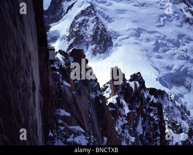 Aussichtsplattform am senkrechten Felswand, Aiguille du Midi, die Ansatz-Route bis zum Mont Blanc im Hintergrund Stockfoto