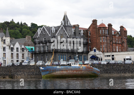 Eine beschädigte Fischerboot vor einem Hotel in Schottland Stockfoto