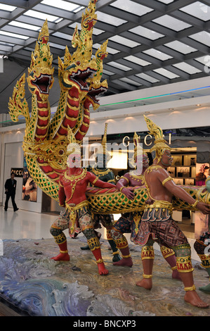 Skulptur, Darstellung der Churning Milch Ocean Suvarnabhumi International Airport Bangkok Thailand Stockfoto