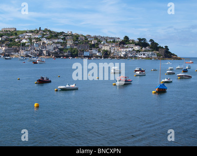 Blick über das Wasser aus Fowey, Polruan, Cornwall. Stockfoto