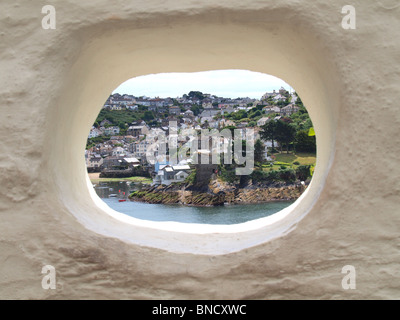 Ansicht des Polruan über den Fluss von Fowey durch ein Loch in der Wand, Cornwall. Stockfoto