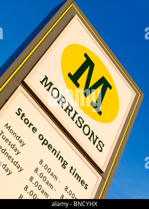 Morrisons Supermarkt Schild mit Ladenöffnungszeiten unter dem Firmenlogo angezeigt Stockfoto