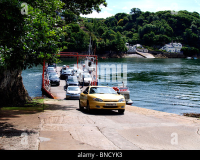 Autos kommen aus der Bodinnick-Autofähre in Fowey, Cornwall. Stockfoto