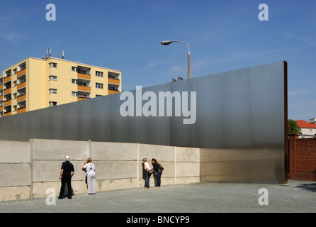 Gedenkstätte Berliner Mauer mit einem Querschnitt von original Berliner Mauer, Bernauer Straße, Bezirk Mitte, Berlin, Deutschland, Europa. Stockfoto