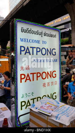 Melden Sie einladende Touristen in Patpong Night Bazaar in Bangkok Stockfoto